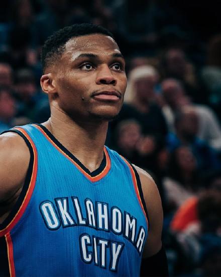 篮球湖人媒体日热度爆表，多人亮相（湖人媒体日人气爆棚，众将齐亮相）