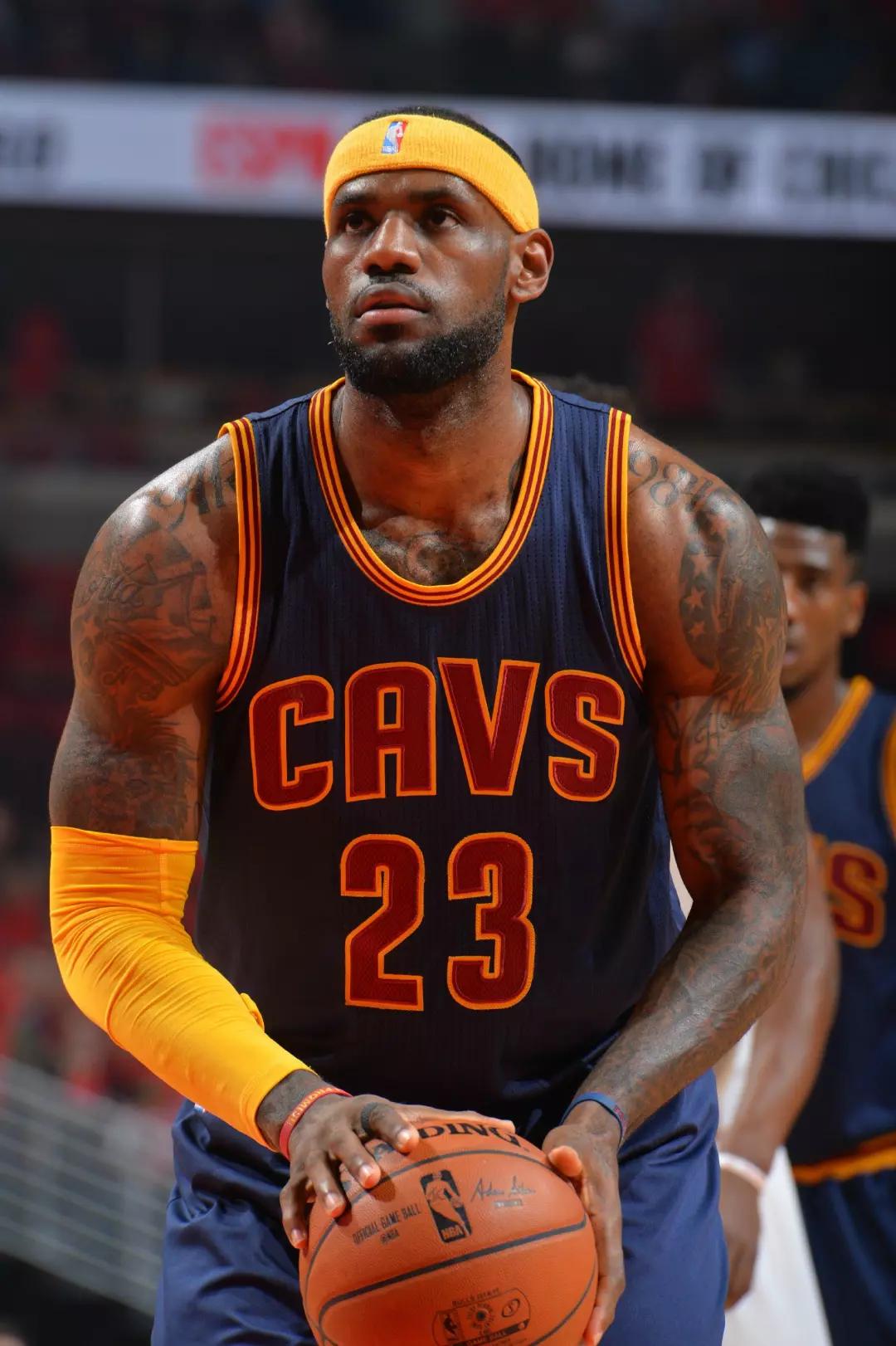 球场响彻 MVP 呼声（MVP呼声响彻全场）