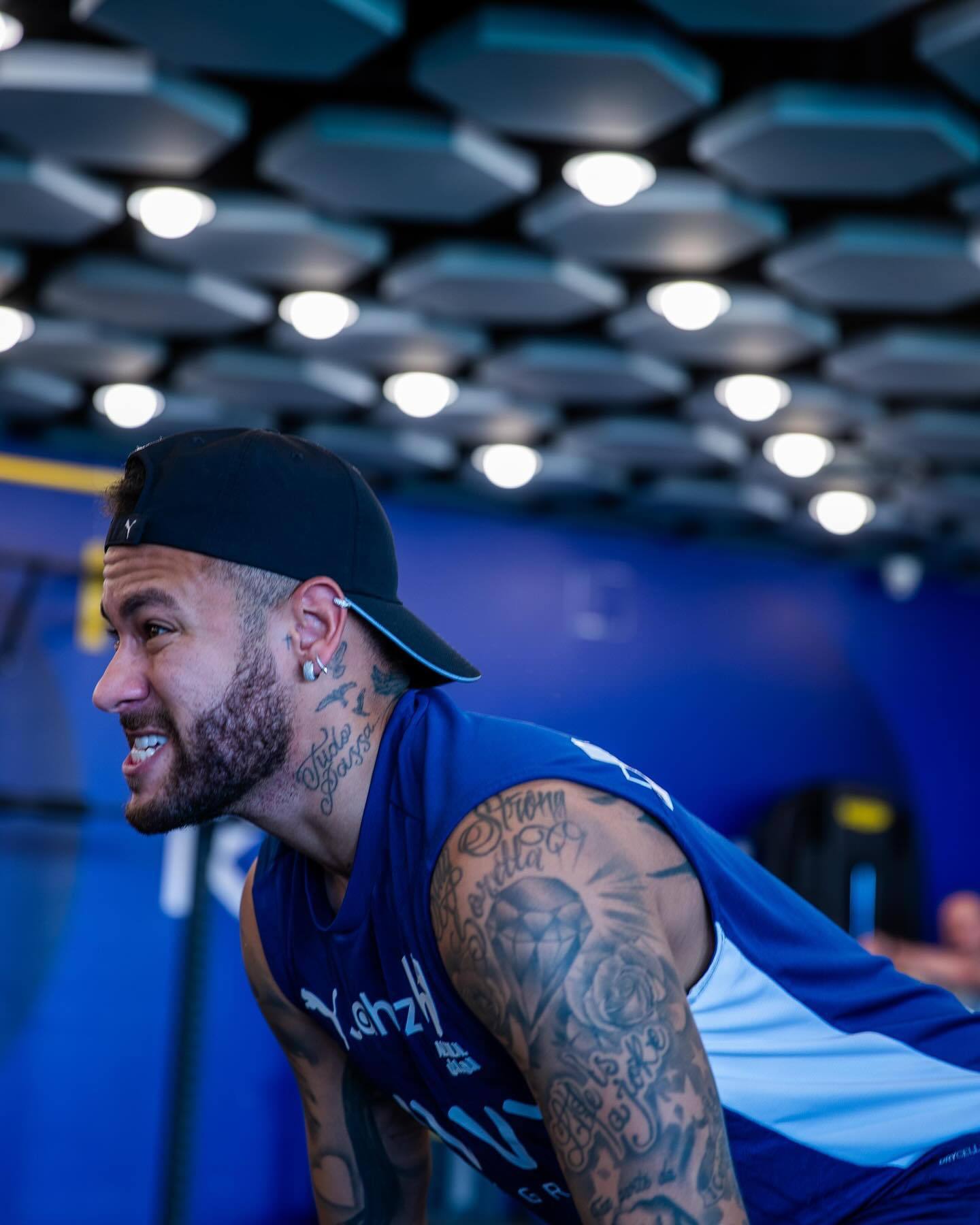 记者：新国足将在来年1月集训，多数30岁以上球员或淡出（新国足明年1月集训启动，30岁以上球员或将逐步淡出）