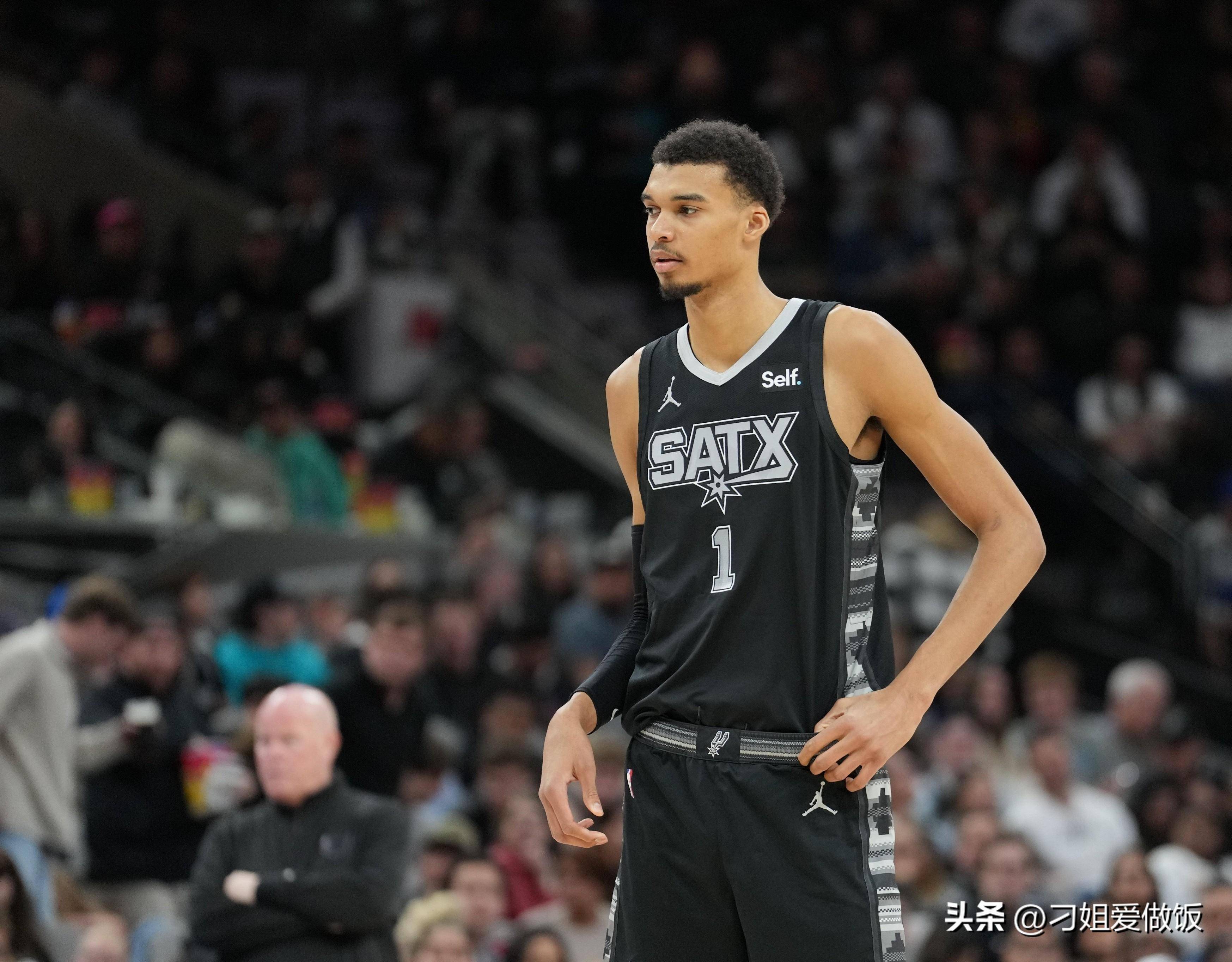 博涅克：莱万是过去二三十年里世界上最好的九号球员（博涅克：莱万是近二三十年来足坛最出色的中锋）