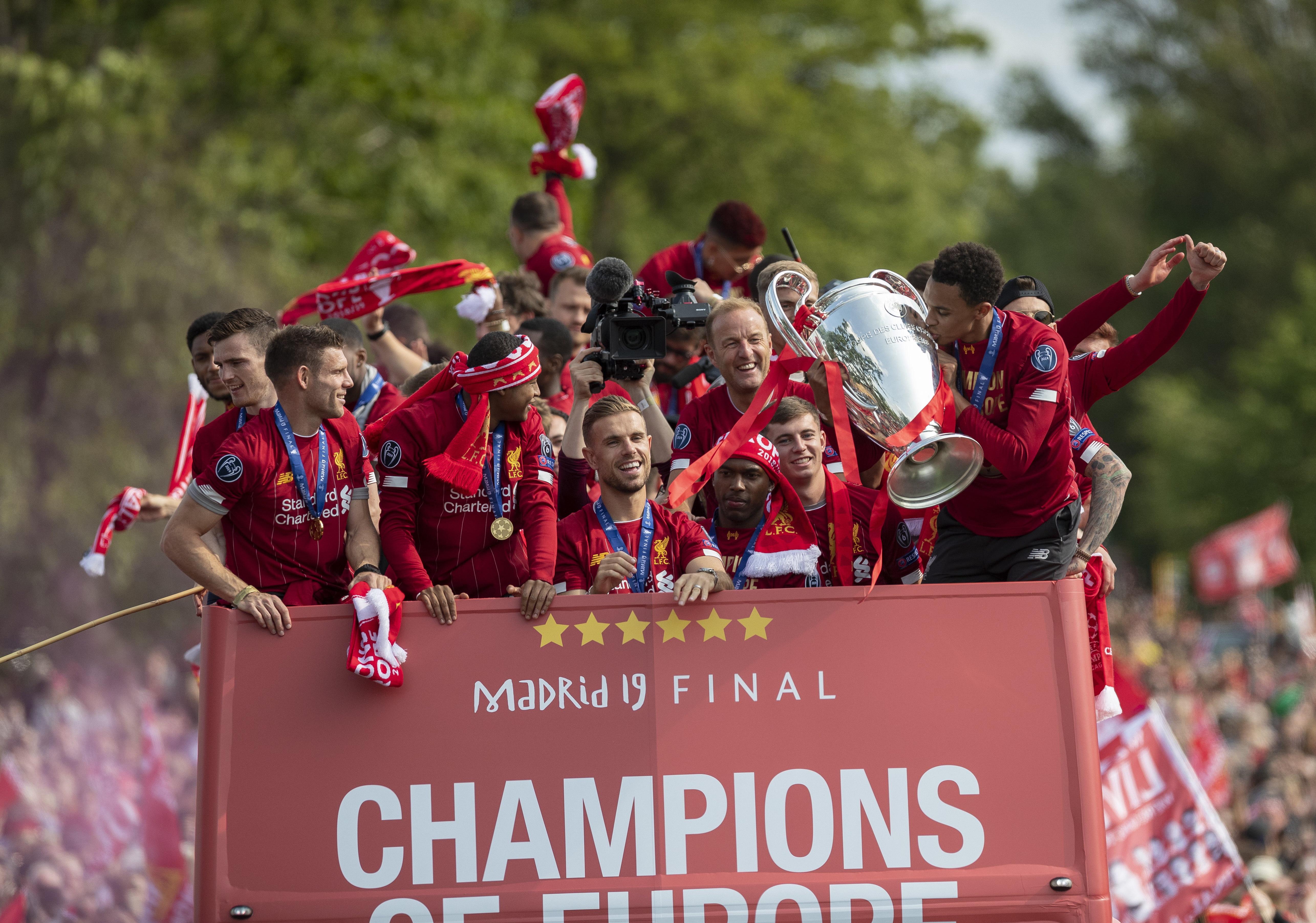 激情四溢的赛场，马威挥洒汗水，书写篮球传奇（热血赛场，马威拼搏不止，谱写篮坛传奇）