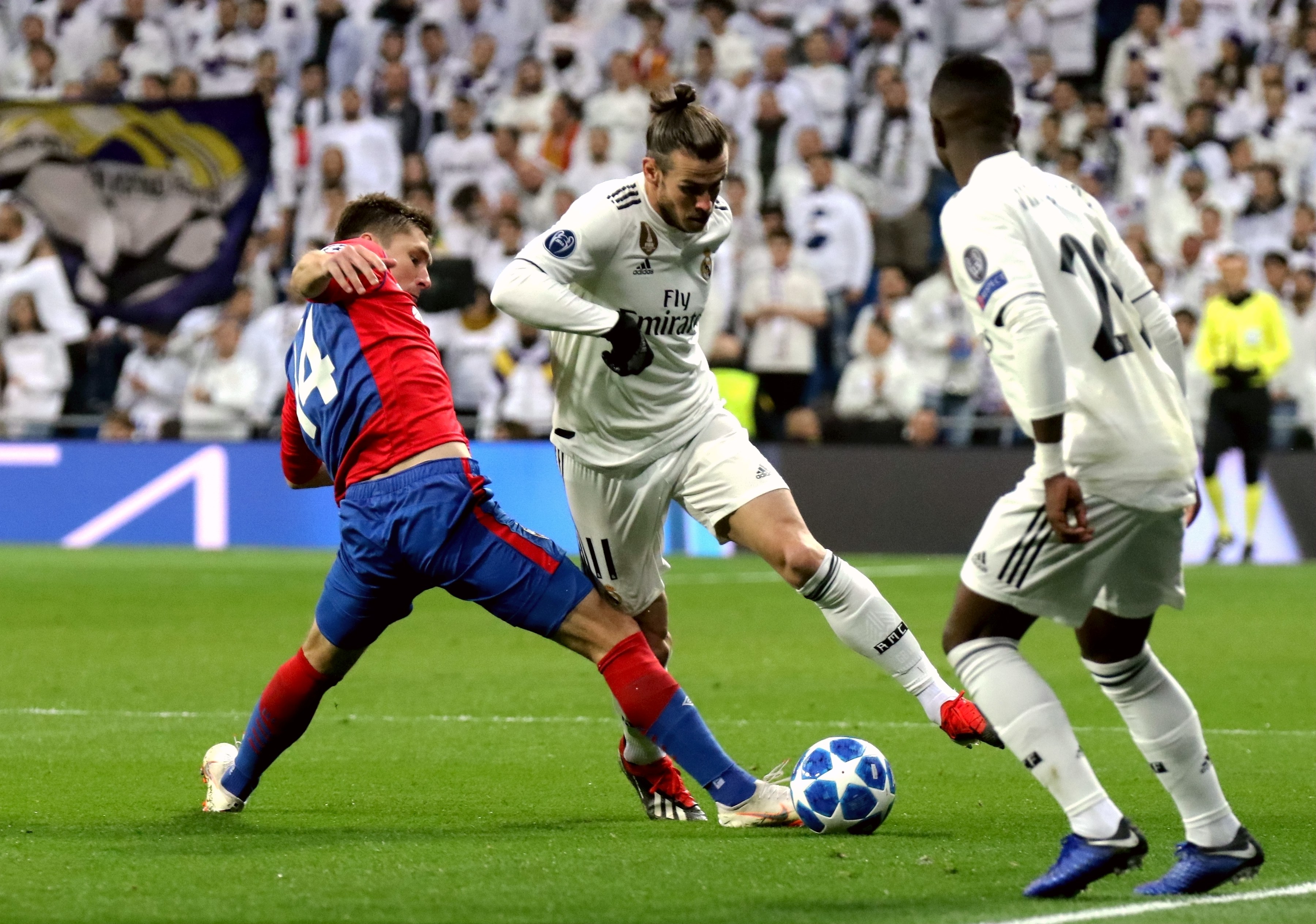 17岁273天，卡尔是拜仁队史德甲单场传射建功最年轻的球员（17岁273天！卡尔刷新拜仁纪录，成德甲单场传射最年轻球员）