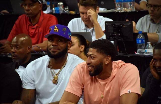 足球曝世界足坛将全面引入AI判罚系统（世界足坛或将全面引入AI判罚系统）