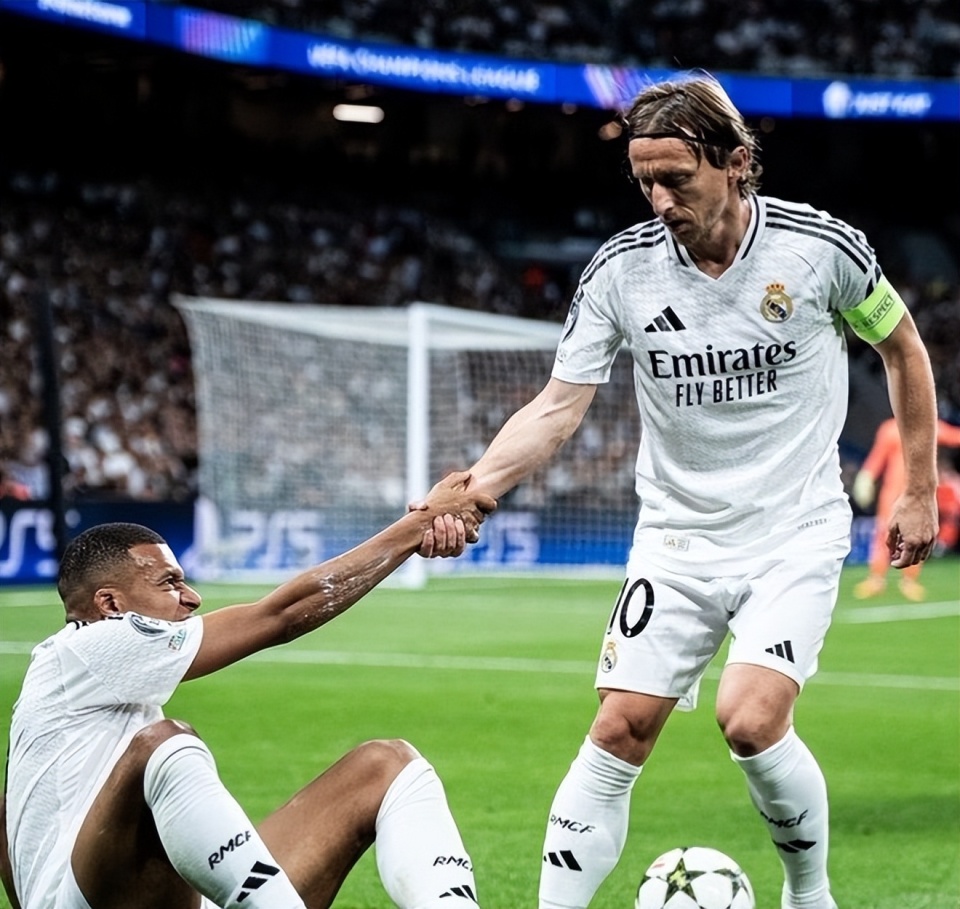 犹他爵士逆转击败篮网，豪取两连胜，马尔卡宁和乔治表现突出，篮网失误和外线投射不佳。（爵士逆转擒篮网收获两连胜，马尔卡宁与乔治闪耀，篮网失误多且外线手感不佳）