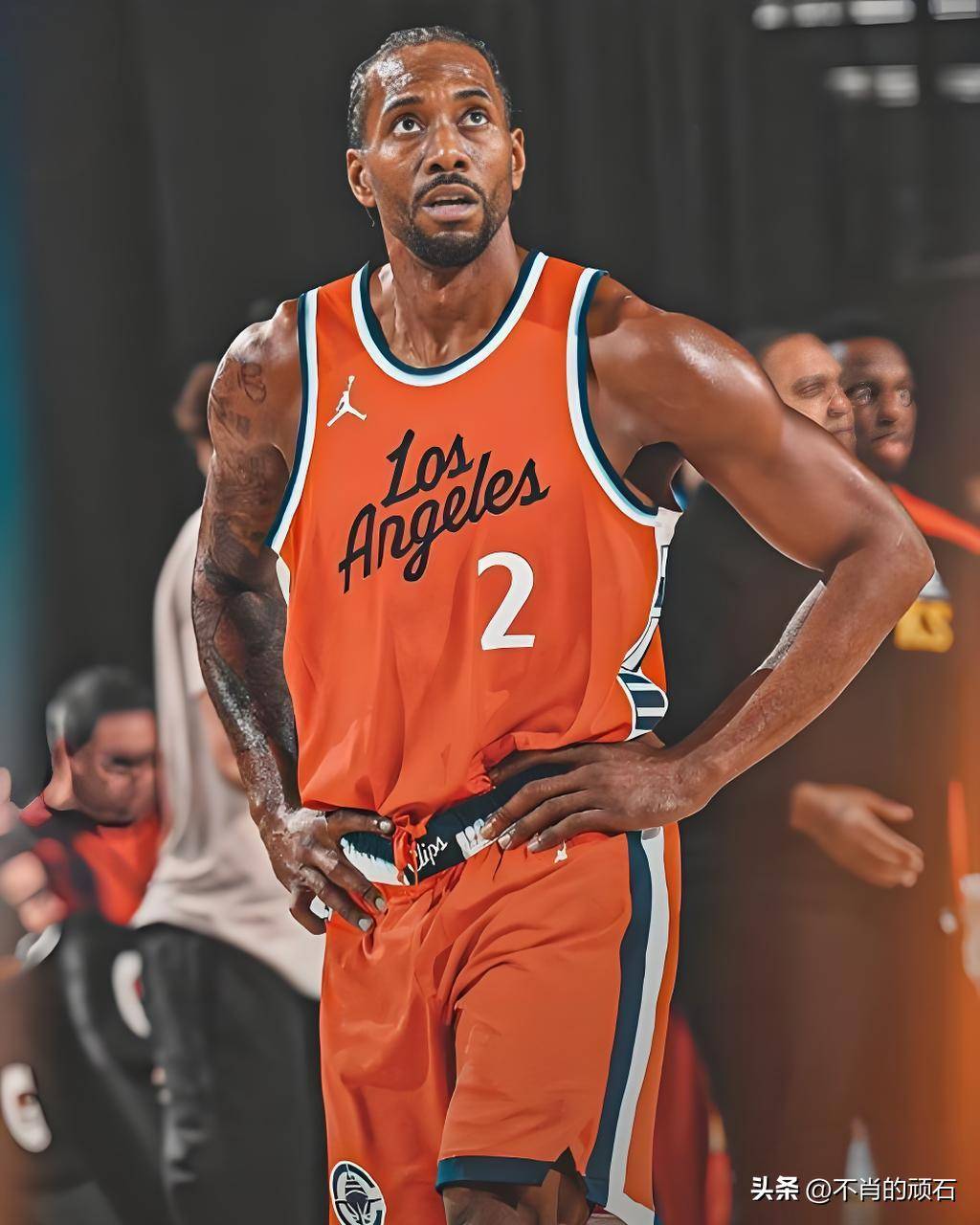 朗斯力压大巴黎，持续领跑法甲积分榜，萨热打造铁血球队（朗斯力压巴黎稳居法甲榜首，萨热锻造铁血之师）