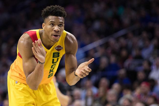 国安全队抵达北京，大兴机场内围满前来接机的国安球迷（国安全队回京，大兴机场挤满前来接机的国安球迷）