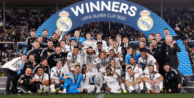 梅西跟前锋比进球、跟中场比助攻！还跟俱乐部比冠军！而且都赢！（梅西进球不输前锋、助攻压过中场，连冠军数也超过诸多俱乐部！）