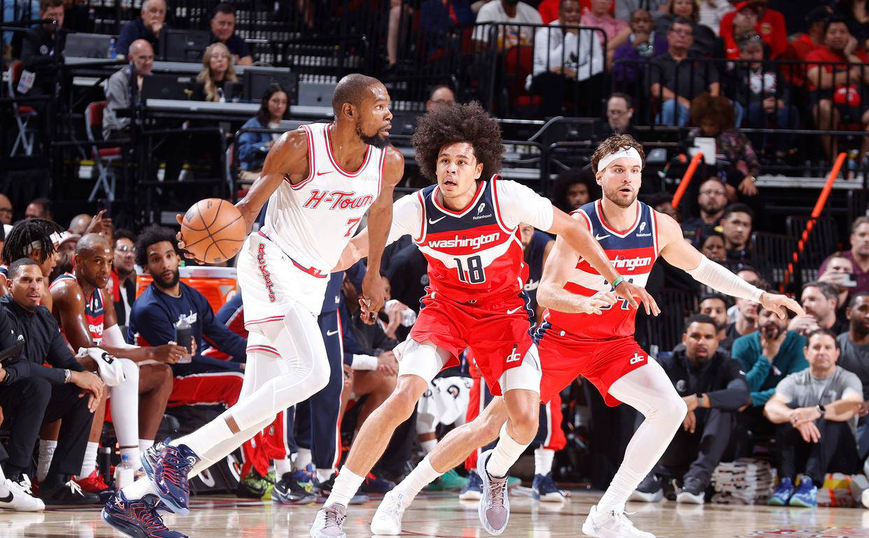 惨败国安后亚泰球员贺一然被自家球迷辱骂，他做出手势回击（惨负国安后，亚泰球员贺一然遭自家球迷辱骂，随即以手势回击）