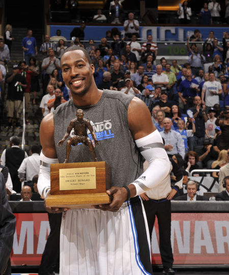 东契奇19分＆詹姆斯10分，湖人半场落后7分（半场战报：东契奇19分，詹姆斯10分，湖人暂落后7分）