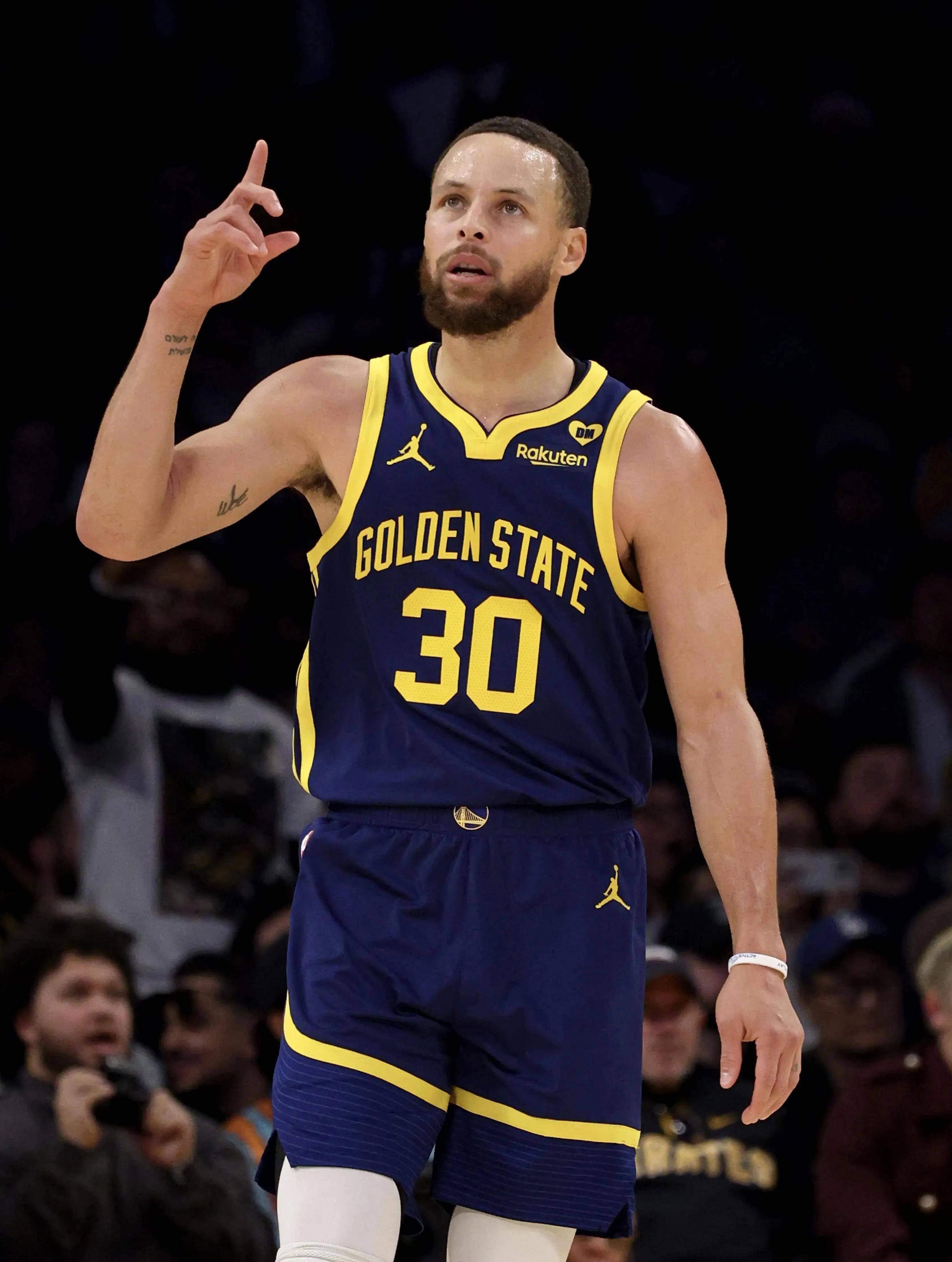 杜伦半场表现抢眼，得分篮板全面开花（杜伦半场大放异彩，得分与篮板齐爆发）